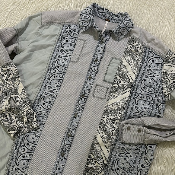 Free people all patched up Womans chambray button down shirt size xs - Picture 2 of 9